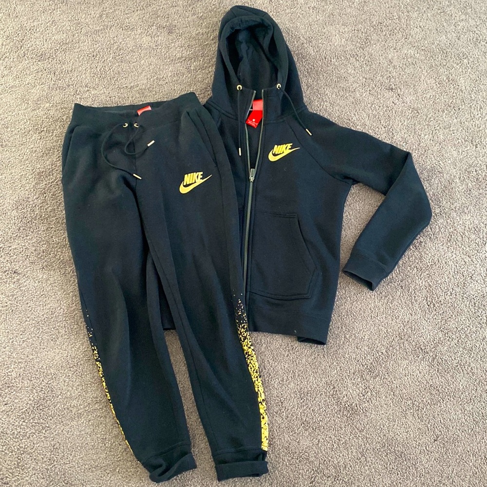 LIKE NEW NIKE SWEAT SET womens xs